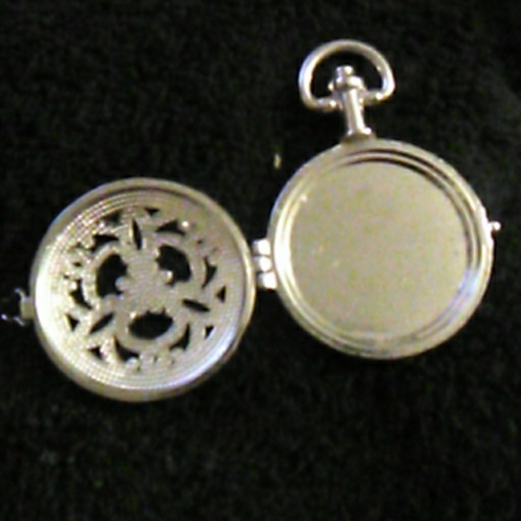 Locket - Picture 2 of 4